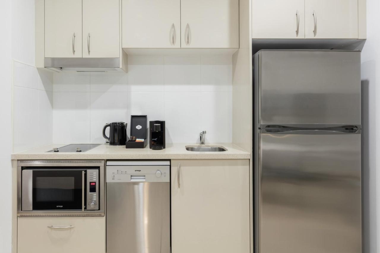 Meriton Suites Pitt Street, Sydney Eksteriør billede A typical kitchen in a student apartment