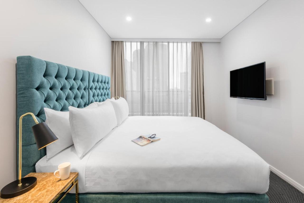 Meriton Suites Pitt Street, Sydney Eksteriør billede A bedroom at the hotel