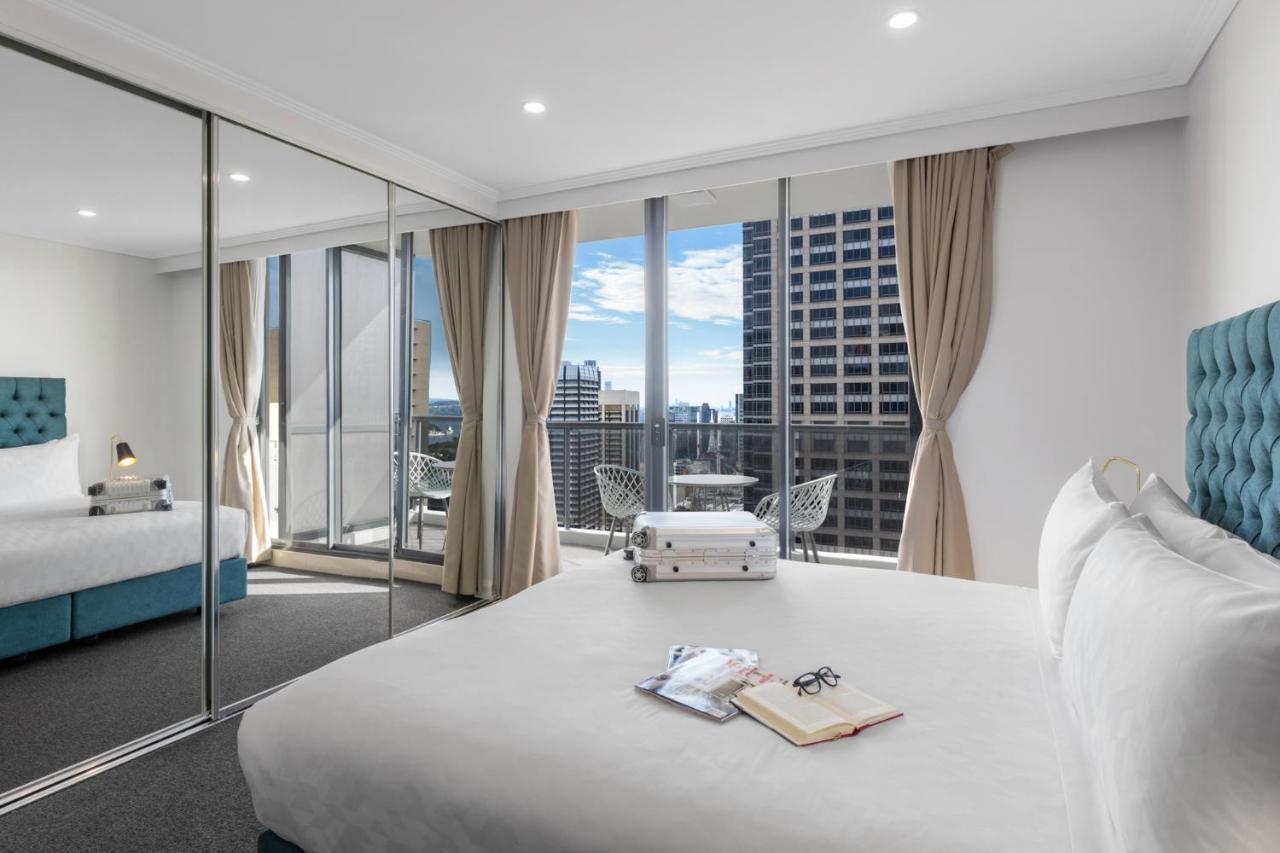 Meriton Suites Pitt Street, Sydney Eksteriør billede A bedroom at the hotel
