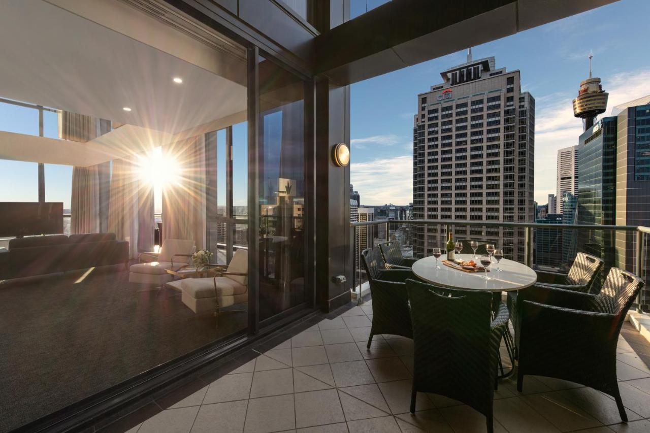 Meriton Suites Pitt Street, Sydney Eksteriør billede The apartment's balcony