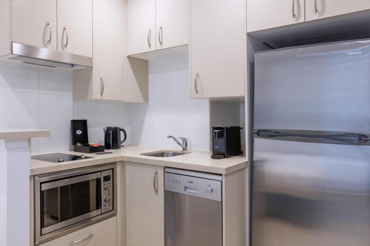 Meriton Suites Pitt Street, Sydney Eksteriør billede A typical kitchen in a serviced apartment