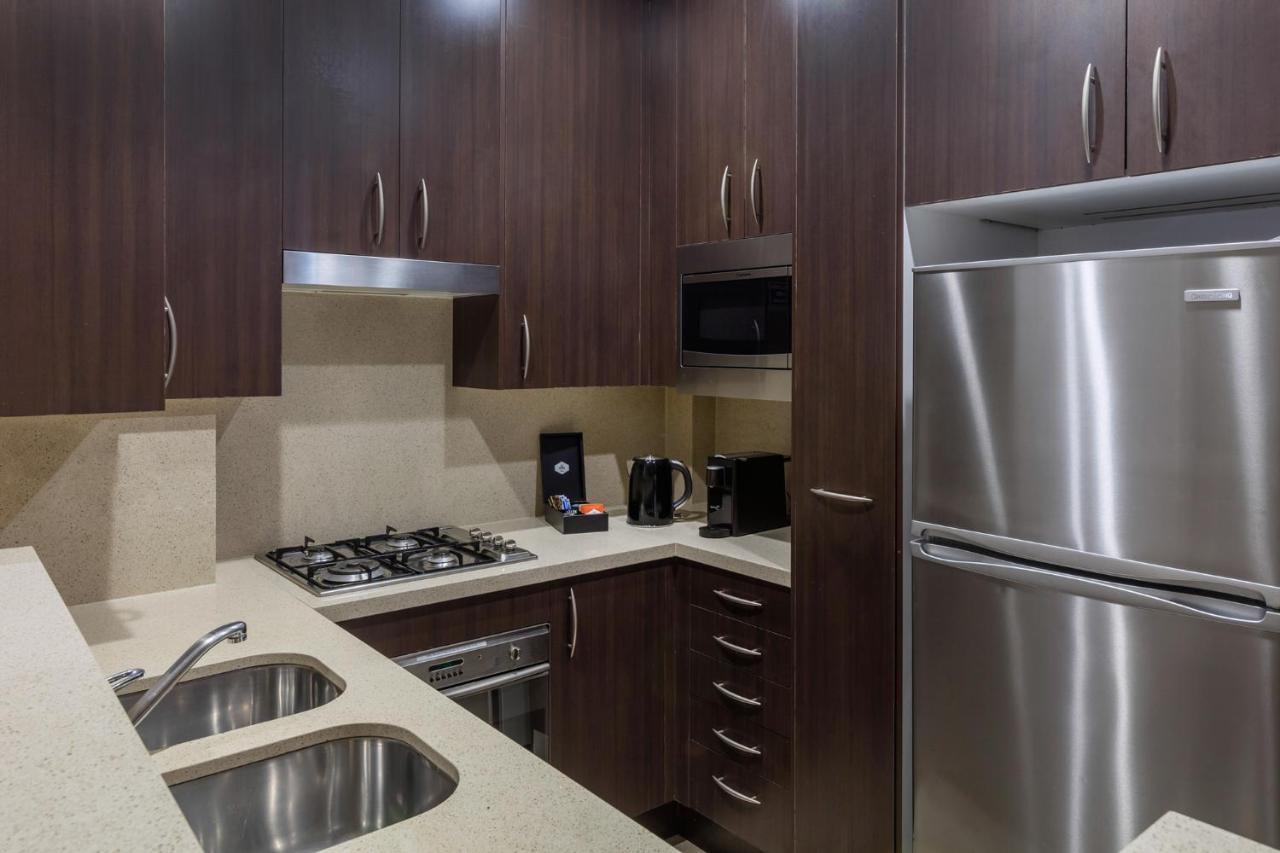 Meriton Suites Pitt Street, Sydney Eksteriør billede A typical kitchen in a serviced apartment