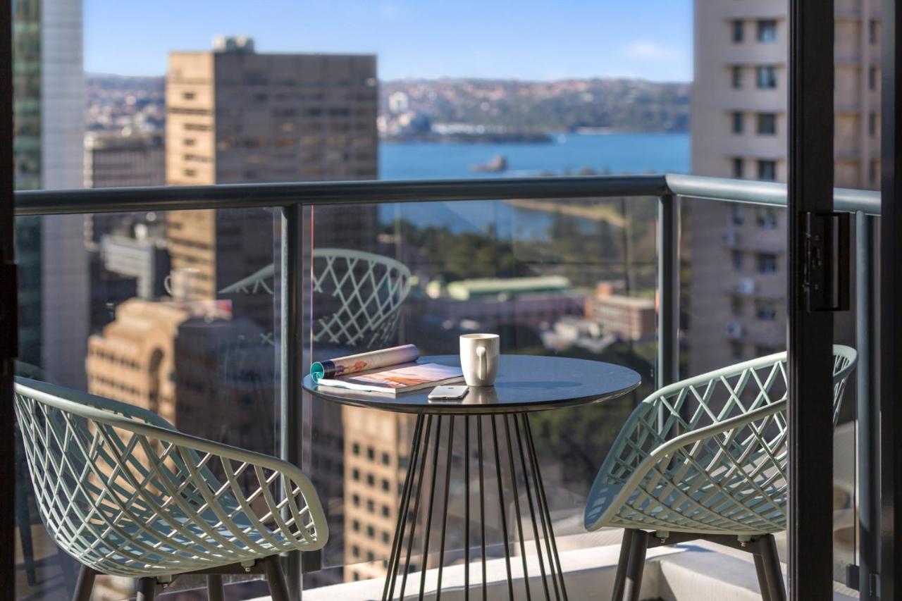 Meriton Suites Pitt Street, Sydney Eksteriør billede A balcony in a Sydney apartment